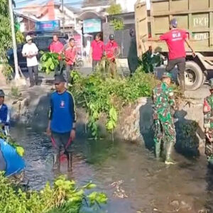 Kerja Bakti Massal HUT RI Ke-80, Kota Blitar Bersihkan Sungai Daung Kerja Bakti Massal HUT RI Ke-80, Kota Blitar Bersihkan Sungai Daung
