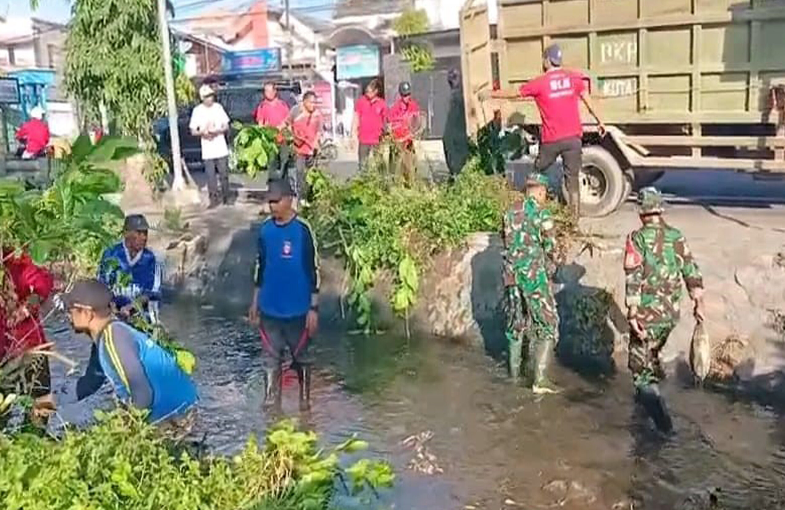 Kerja Bakti Massal HUT RI Ke-80, Kota Blitar Bersihkan Sungai Daung