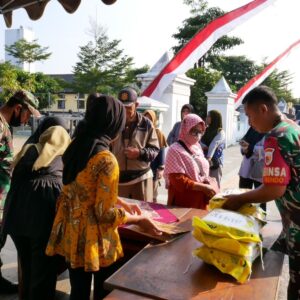 Sinergi Kodim 0808/Blitar Dan Bulog Salurkan Beras SPHP Untuk Warga Lewat Gerakan Pangan Murah Sinergi Kodim 0808/Blitar Dan Bulog Salurkan Beras SPHP Untuk Warga Lewat Gerakan Pangan Murah