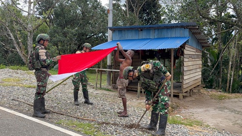 Nuansa Kemerdekaan Mulai Terasa di Tembutka, Satgas Yonif 126/KC dan Warga Bersatu Kibarkan Semangat Merah Putih