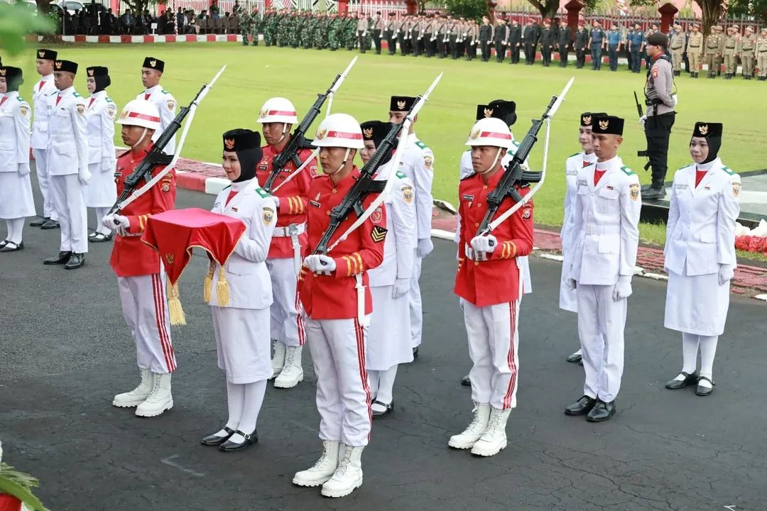 Upacara Penurunan Bendera HUT ke-80 RI di Tidore Berlangsung Khidmat Meski Diguyur Hujan