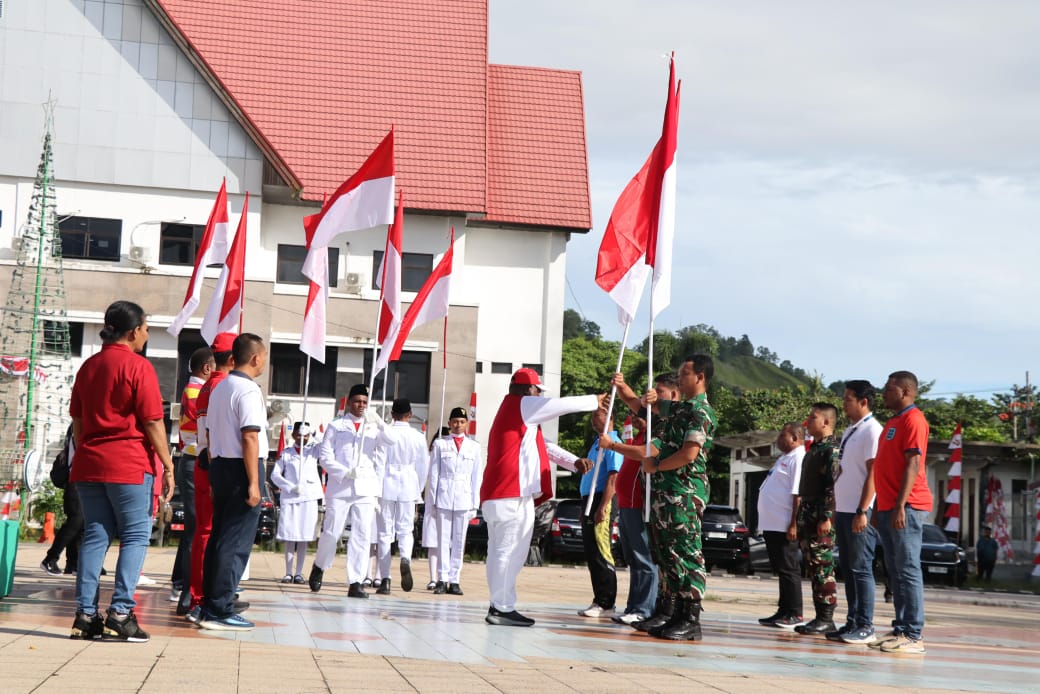 Wujud Cinta Tanah Air, Lantamal XIV Hadir Dalam Gerakan Pembagian Bendera Merah Putih