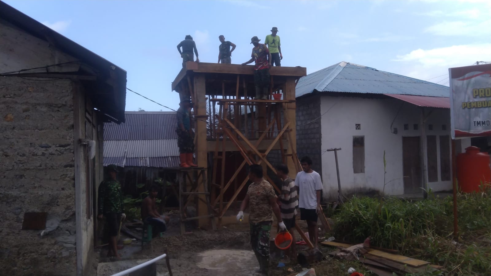 Sumur Bor dan Tower Air Bersih Kamanglale Hampir Rampung, Satgas TMMD 125 Kodim 1506/Namlea Dibantu Masyarakat