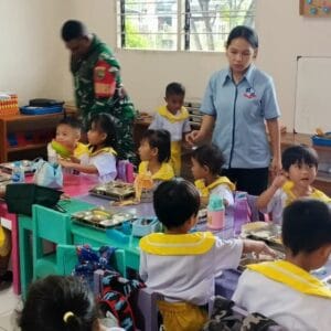 Babinsa Koramil 1710-02/Timika Dampingi Pelaksanaan Makan Bergizi Gratis (MBG) Di Wilayah Binaannya