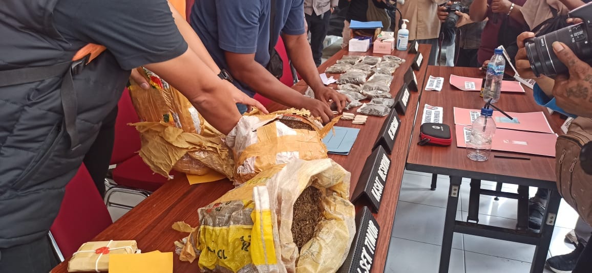 Polresta Sorong Kota Bakar Ganja dan Sabu, Nyatakan Perang Terbuka Terhadap Narkoba