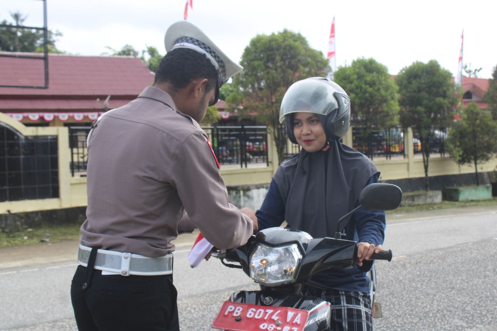 Jelang HUT RI ke-80, Satlantas Polres Maybrat Bagikan Bendera Merah Putih kepada Pengendara di Jalan