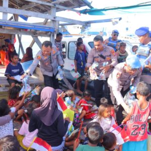 Polresta Sorong Kota Semarakkan HUT RI ke-80 dengan Bendera dan Perpustakaan Terapung di Pulau Raam