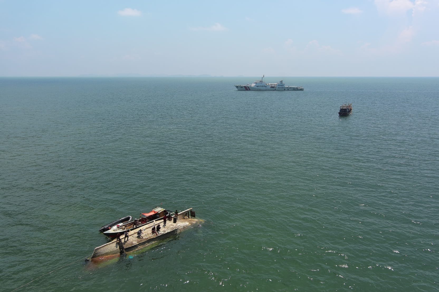 Bakamla RI Evakuasi KM Aneka Jaya Terbalik di Perairan Pulau Cucu Petong