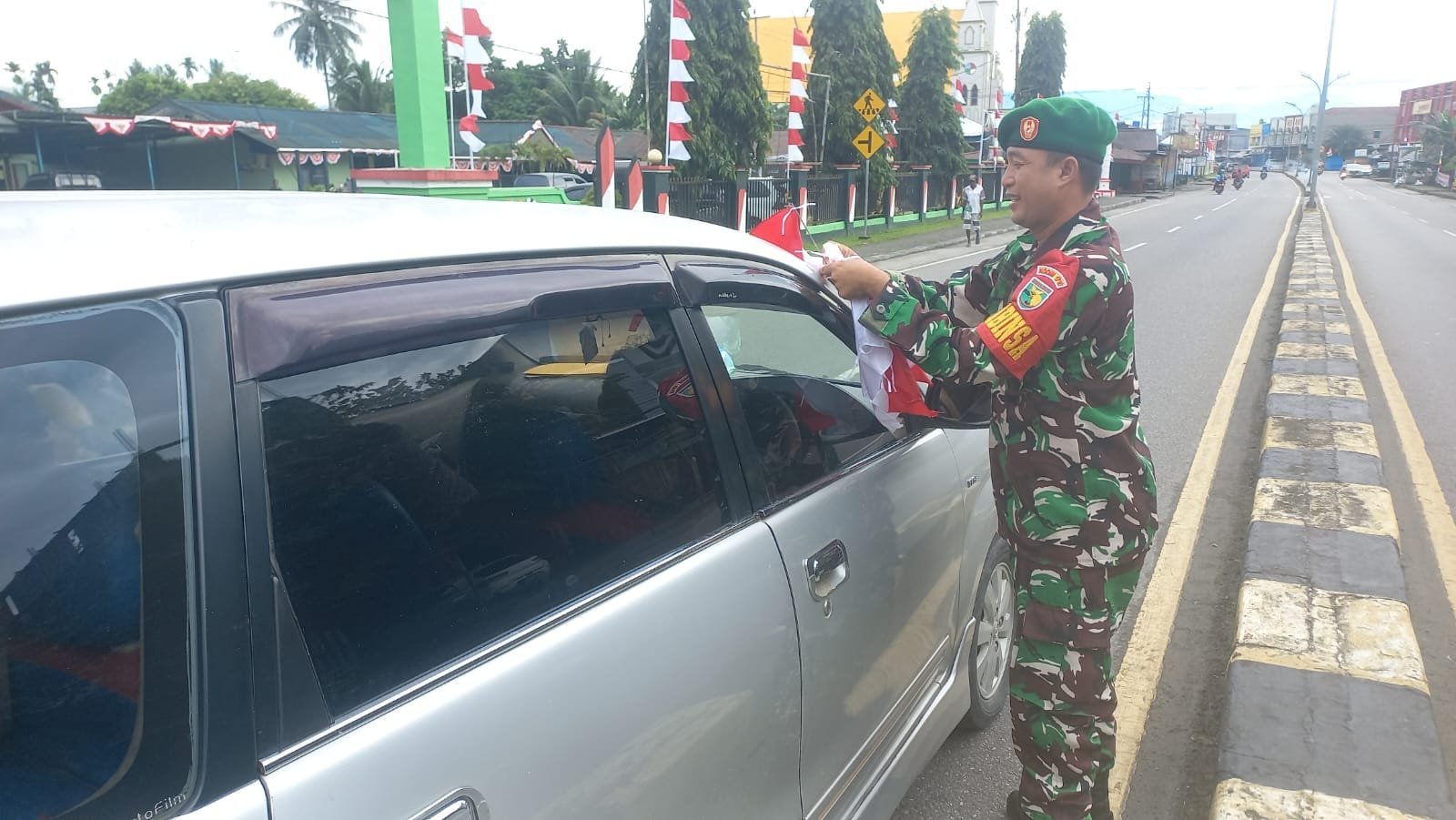 Tumbuhkan Rasa Cinta Tanah Air Jelang Peringatan HUT RI Ke-80 Tahun 2025, Anggota Koramil Timika Bagikan Bendera Merah Putih Bagi Pengguna Jalan