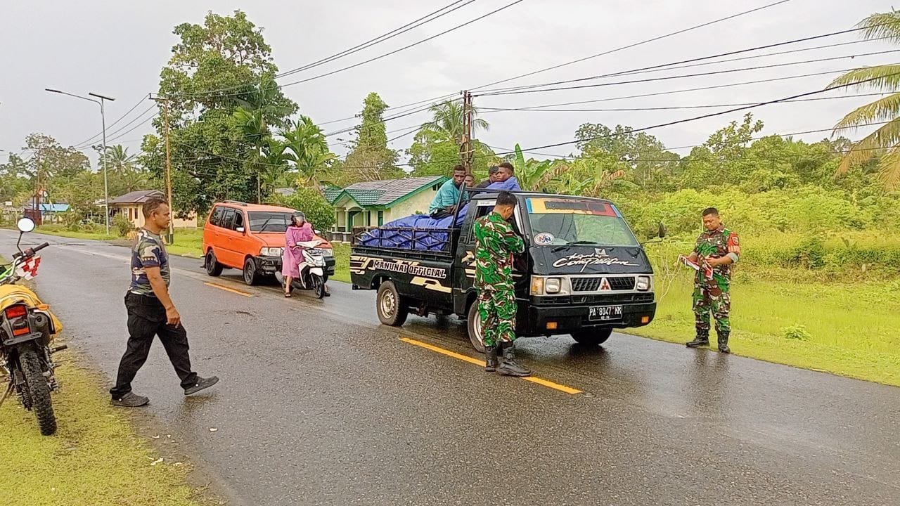 Babinsa Koramil 1710-07/Mapurujaya Semarakan HUT RI Ke-80, Bagikan Bendera Merah Putih Kepada Pengguna Jalan