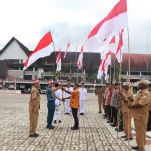 Tingkatkan Nasionalisme, Lantamal XIV Ikuti Kegiatan Pembagian 3.729 Buah Bendera Merah Putih di Kota Sorong