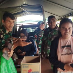 Masyarakat Antusias Membeli Beras Murah Melalui Gerakan Pangan Murah Yang di Gelar Kodim 1802 Sorong