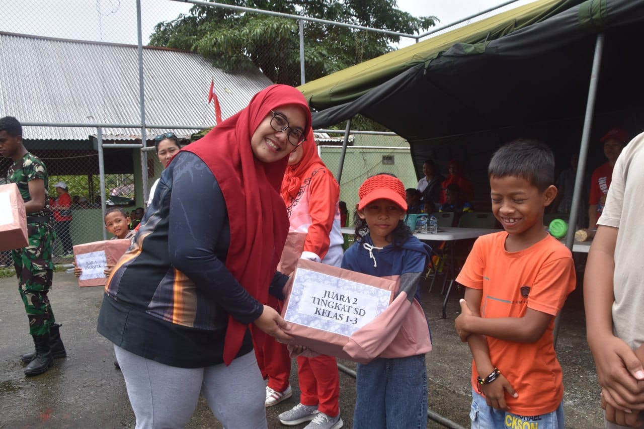 Dengan Wajah Bahagia, Para Pemenang Lomba Perayaan HUT RI Ke-80 Terima Hadiah Dari Dandim 1710/Mimika Dengan Wajah Bahagia, Para Pemenang Lomba Perayaan HUT RI Ke-80 Terima Hadiah Dari Dandim 1710/Mimika