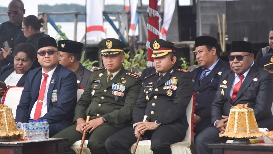 Dandim 1710/Mimika Ikuti Upacara Tabur Bunga di Pelabuhan Poumako Dalam Rangka Memperingati HUT Ke-80 Kemerdekaan RI Dandim 1710/Mimika Ikuti Upacara Tabur Bunga di Pelabuhan Poumako Dalam Rangka Memperingati HUT Ke-80 Kemerdekaan RI
