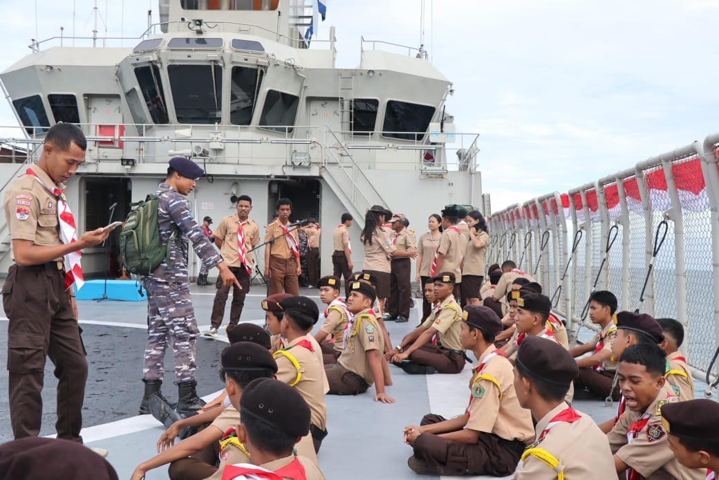 Peringatan Hari Pramuka ke-64, Kodaeral XIV Bersama Generasi Muda Kebaharian Gelar Pelayaran dan Upacara di KRI Balongan-908