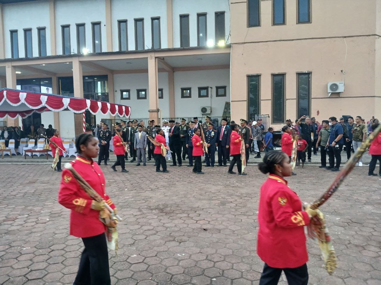 Personel Kodim 1710/Mimika Ikut Taptu dan Pawai Obor Peringatan HUT Ke-80 Kemerdekaan RI