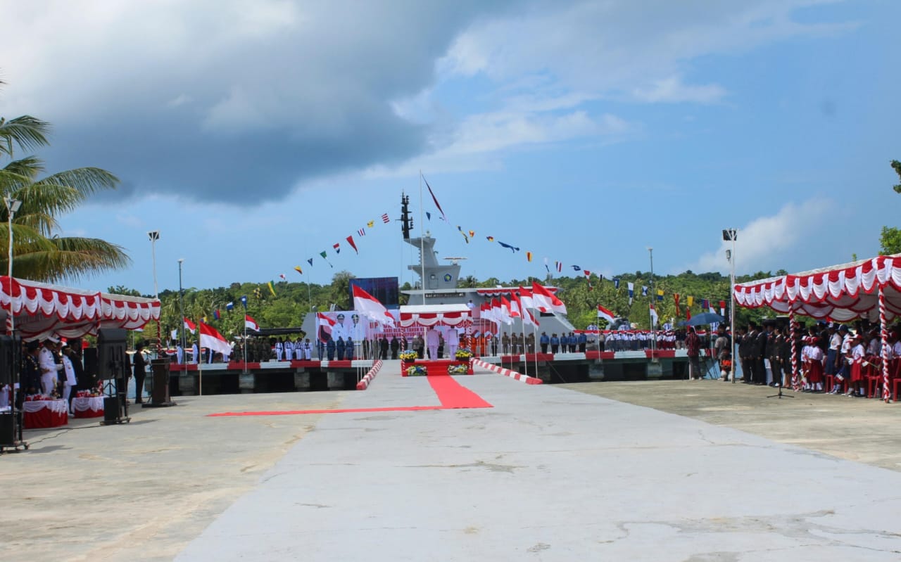 KRI Matabongsang-873 Dukung Upacara HUT Ke-80 Kemerdekaan RI di Pulau Mbromsi