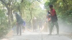 Jelang Penutupan, Warga Soko dan Satgas TMMD 125 Bojonegoro Laksanakan Kerja Bakti