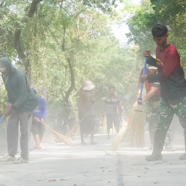Jelang Penutupan, Warga Soko dan Satgas TMMD 125 Bojonegoro Laksanakan Kerja Bakti