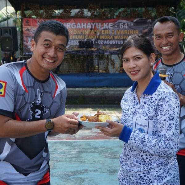 Danyonif 2 Marinir Beserta Seluruh Perwira Berikan Hadiah kepada Pemenang Lomba dalam Rangka HUT Batalyon Infanteri 2 Marinir