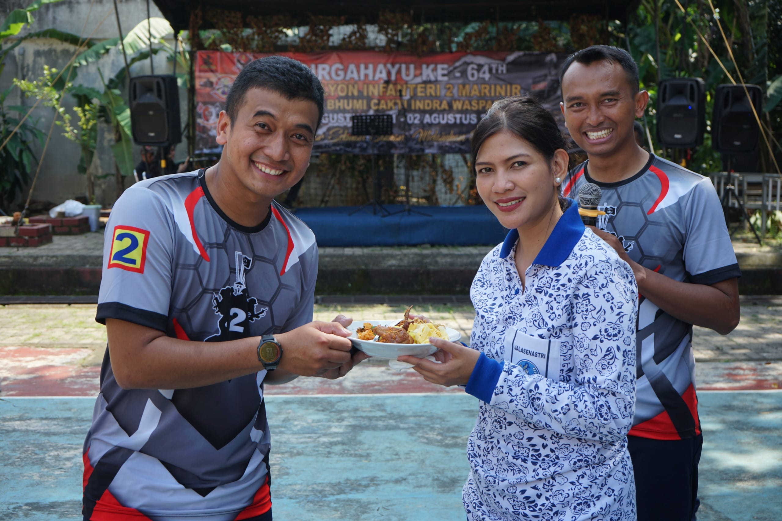 Danyonif 2 Marinir Beserta Seluruh Perwira Berikan Hadiah kepada Pemenang Lomba dalam Rangka HUT Batalyon Infanteri 2 Marinir