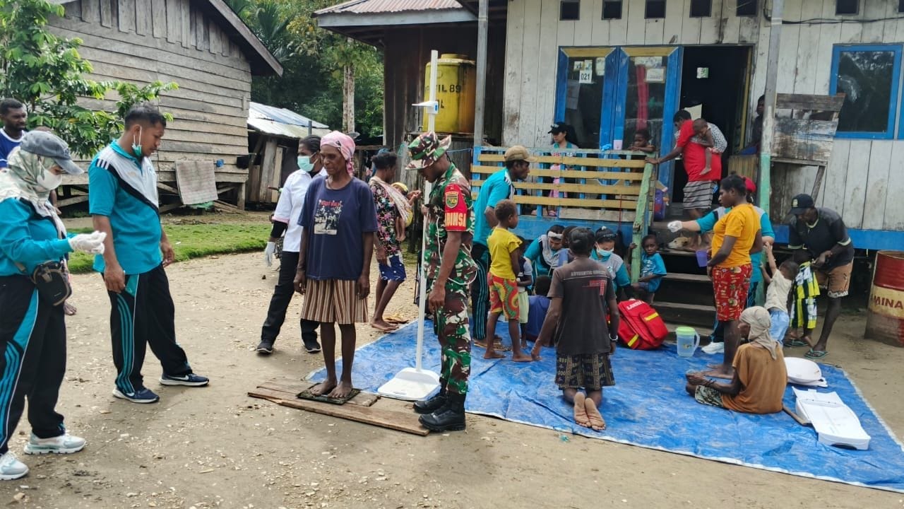 Babinsa Koramil 1710-01/Kokonao Dampingi Petugas Puskesmas Melaksanakan Pelayanan Kepada Masyarakat Babinsa Koramil 1710-01/Kokonao Dampingi Petugas Puskesmas Melaksanakan Pelayanan Kepada Masyarakat