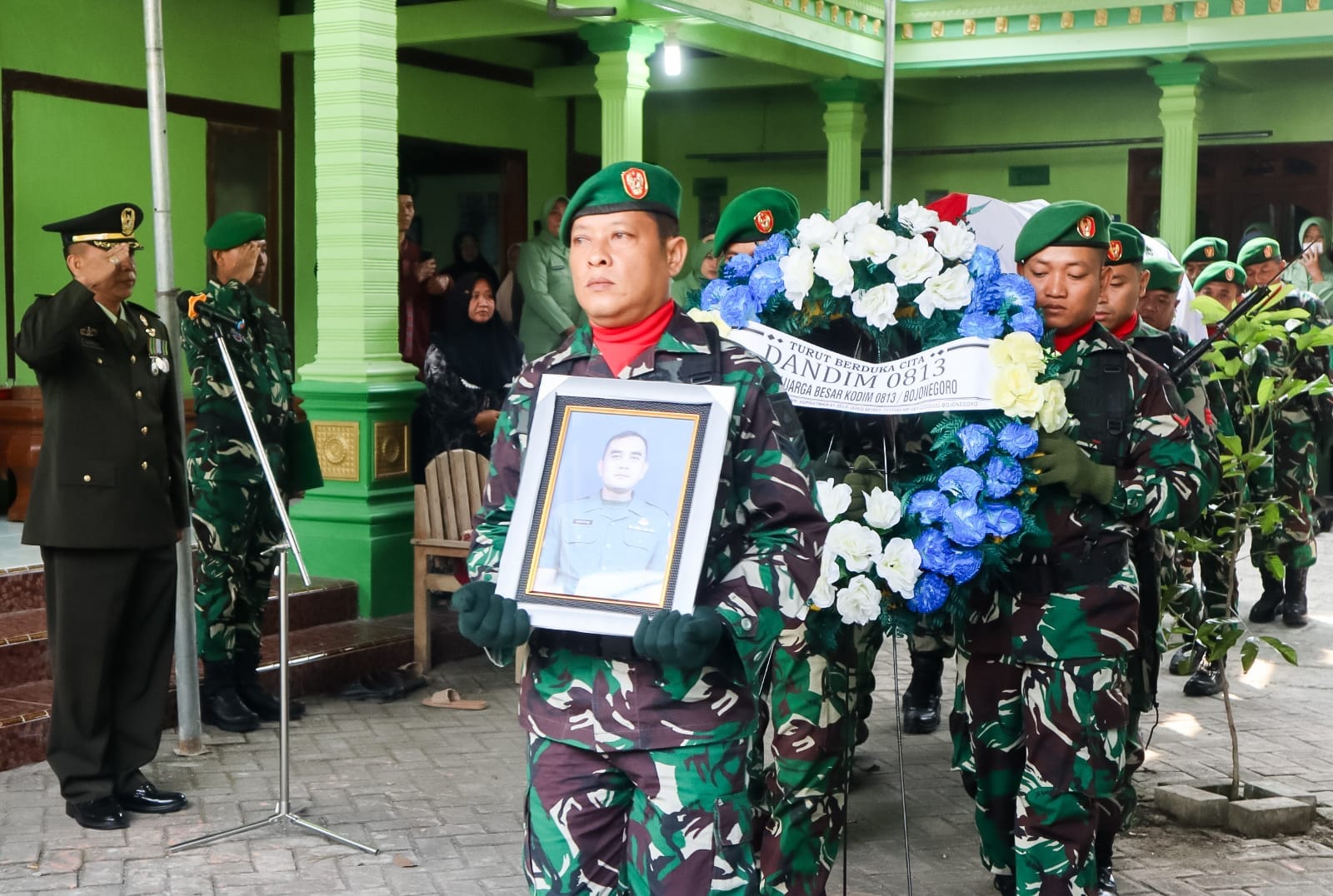 Kasdim 0813 Bojonegoro Pimpin Upacara Pemakaman Jenazah Babinsa Koramil Ngraho