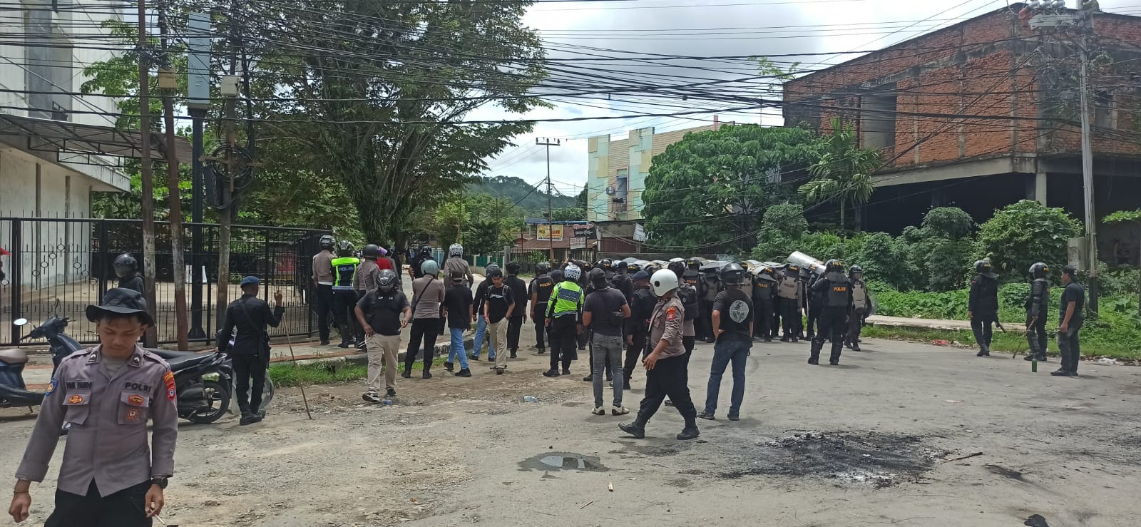 Polri Bersama TNI Bersihkan Blokade, 10 Pelaku Perusak di Sorong Diamankan