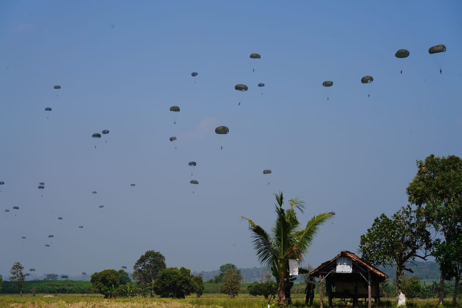 Airborne Operations: Prajurit TNI dan Pasukan Multinasional Kuasai Langit Baturaja