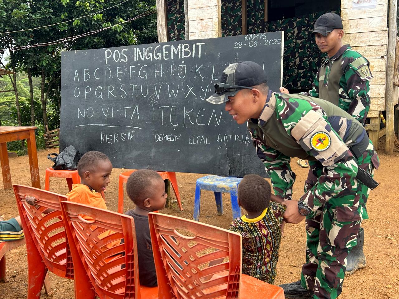 TNI Ajarkan Bahasa Indonesia kepada Anak-anak di Perbatasan yang Masih Gunakan Bahasa Inggris