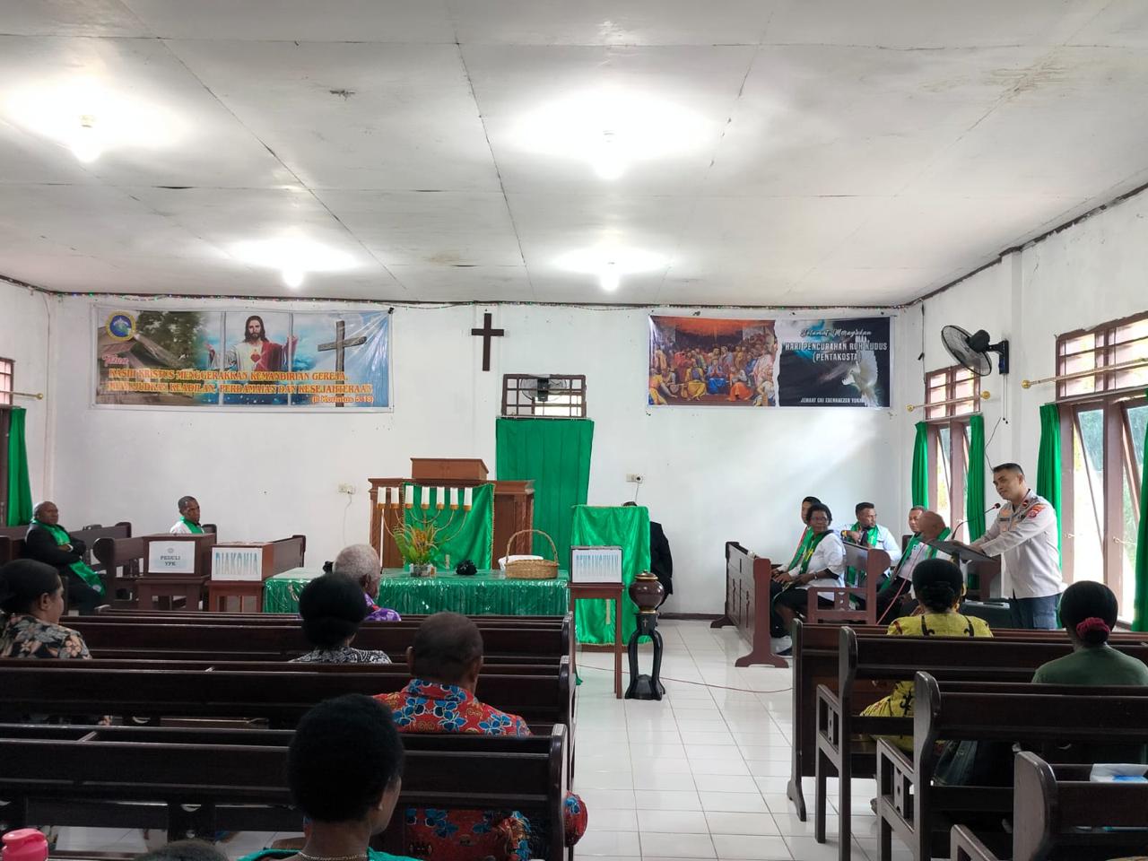 Minggu Kasih di Ayamaru Utara: Kapolsek Ayuta Himbau Jemaat GKI EbenHaezar Yukase Jaga Kamtibmas dan Persaudaraan