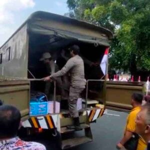 Satpol PP Pati Bubarkan Posko Donasi Tolak Kenaikan PBB, Massa Ricuh dan Duduki Truk