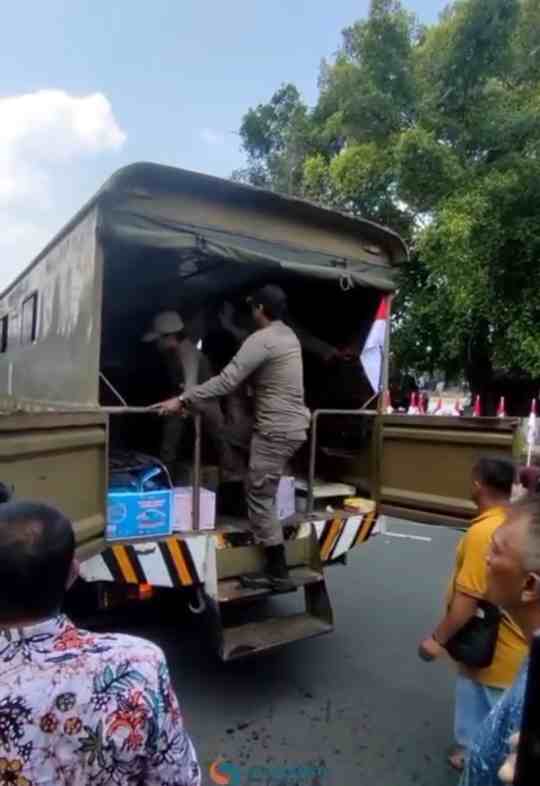 Satpol PP Pati Bubarkan Posko Donasi Tolak Kenaikan PBB, Massa Ricuh dan Duduki Truk