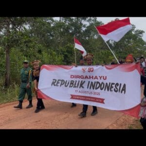 Prajurit dan Warga Bergembira di Karnaval Merah Putih Perbatasan