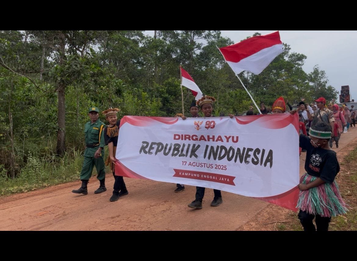 Prajurit dan Warga Bergembira di Karnaval Merah Putih Perbatasan