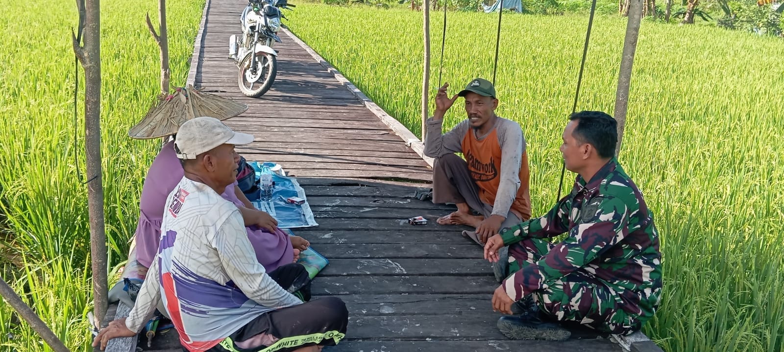 Babinsa Bersama Petani Manfaatkan Waktu Istirahat Untuk Pererat Kebersamaan Melalui Komunikasi Sosial