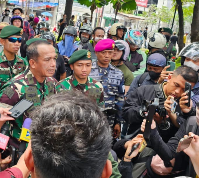 Redam Aksi Massa Prajurit TNI Laksanakan Aksi Humanis