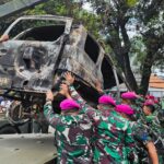 Prajurit TNI Bersama Masyarakat Gotong Royong Bersihkan Sisa Aksi Massa dan Evakuasi Kendaraan Terbakar