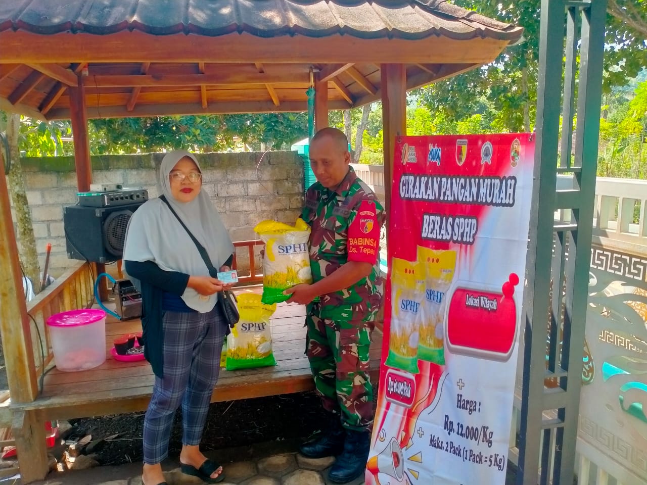 Optimalkan Gerakan Pangan Murah, Babinsa Tepas Hadir Salurkan Beras SPHP Untuk Masyarakat