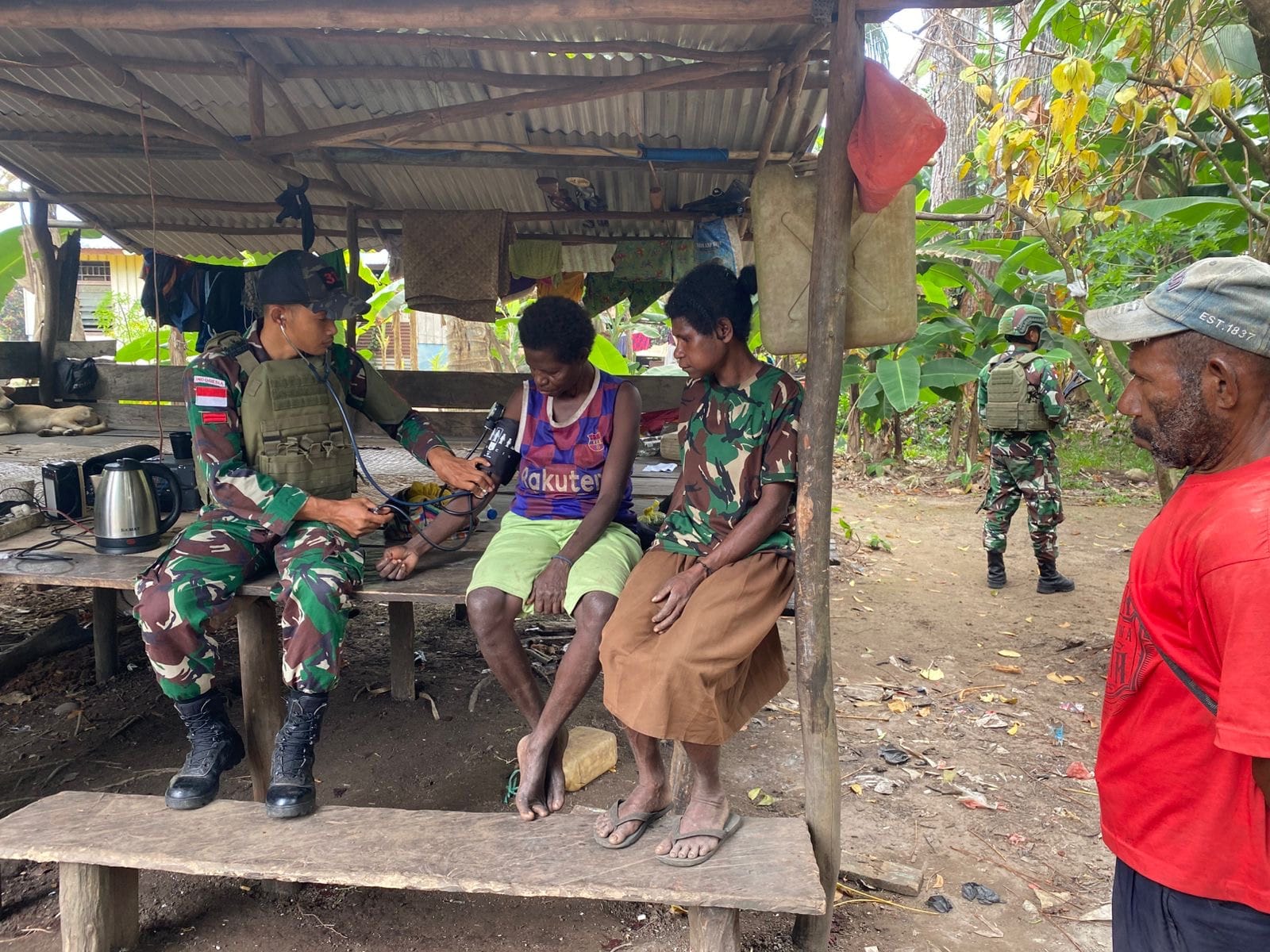 Peduli Warga Perbatasan, Satgas 312/KH Gelar Kesling dan Pelayanan Kesehatan