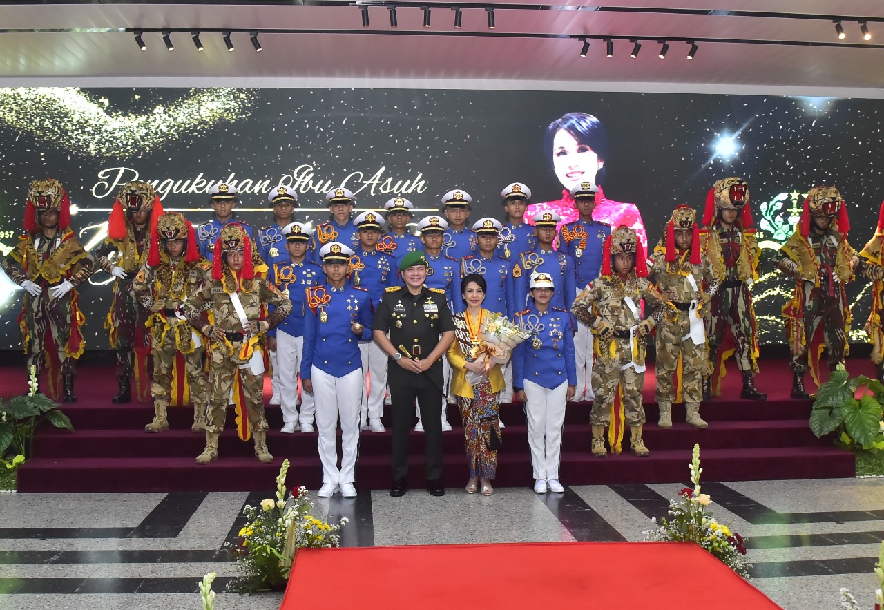 Ny. Tanya Rano Tilaar Resmi Dikukuhkan Sebagai Ibu Asuh Taruna Akmil