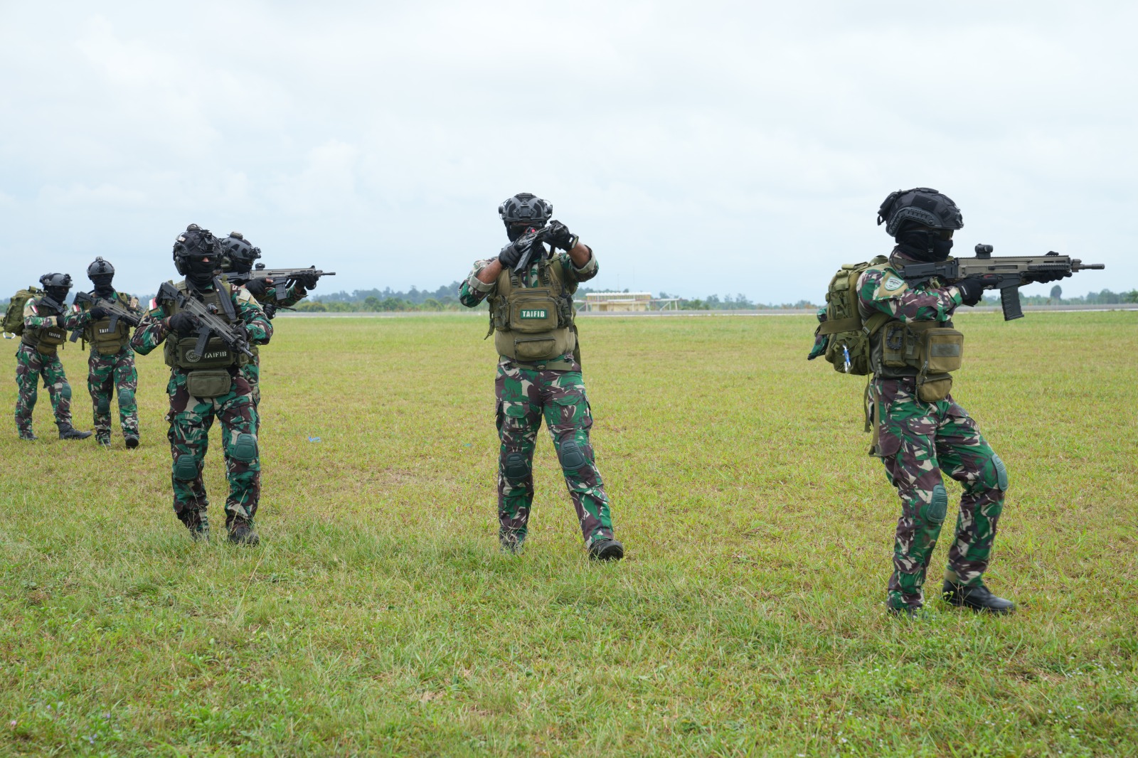 Pasukan Khusus TNI Sukses Laksanakan Infiltrasi Udara dan Sabotase Sasaran di Dabo Singkep Pasukan Khusus TNI Sukses Laksanakan Infiltrasi Udara dan Sabotase Sasaran di Dabo Singkep
