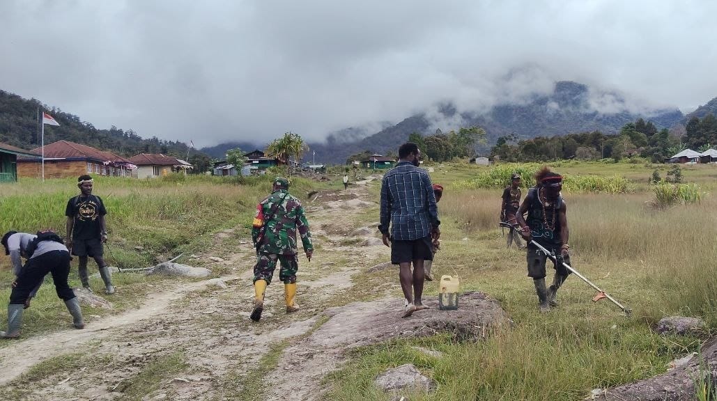 Jaga Lingkungan, Babinsa Koramil 1710-05/Jila Bersama Masyarakat Laksanakan Kerja Bakti