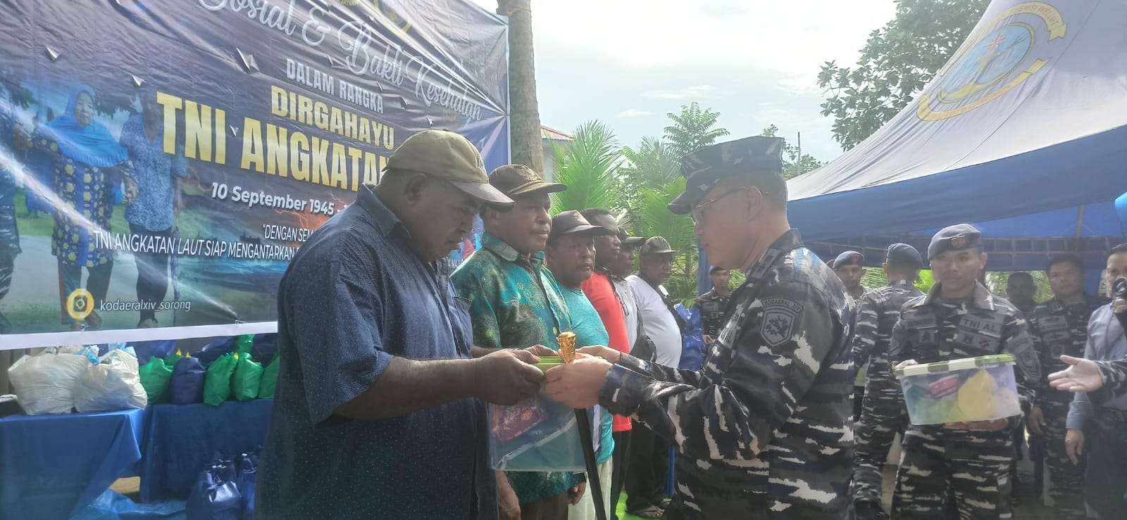 KODAERAL XIV Gelar Bakti Sosial Perkuat Kemanunggalan dengan Masyarakat Pesisir Sorong