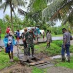 Babinsa Koramil Mapurujaya Bersama Warga Gelar Kerja Bakti Bersihkan Drainase