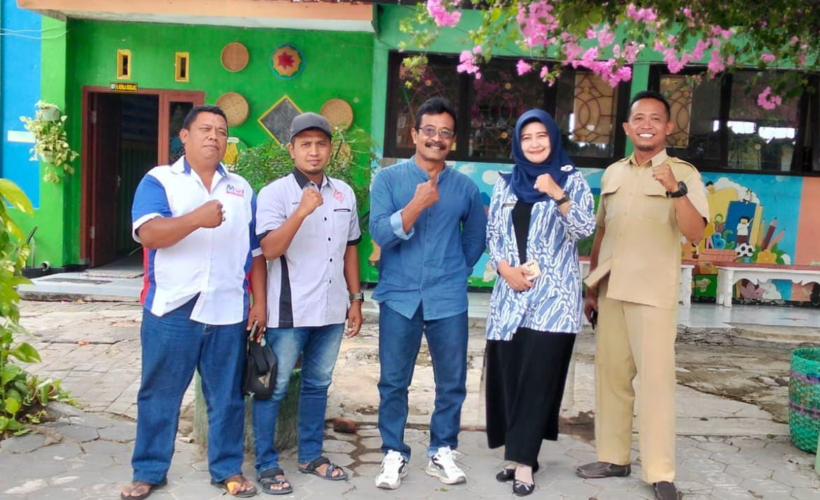 Ketua AWPR Serahkan Bantuan Sarana Olahraga ke SDN Tamansari II Probolinggo