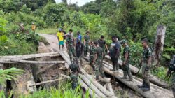 Satgas Yonif 410/ Alugoro Bersama Masyarakat Perbaiki Jembatan Rusak