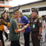 Jejak Baru di Bumi Kasuari: Pangdam XVIII/Kasuari Disambut Adat Injak Piring