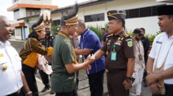 Jejak Baru di Bumi Kasuari: Pangdam XVIII/Kasuari Disambut Adat Injak Piring