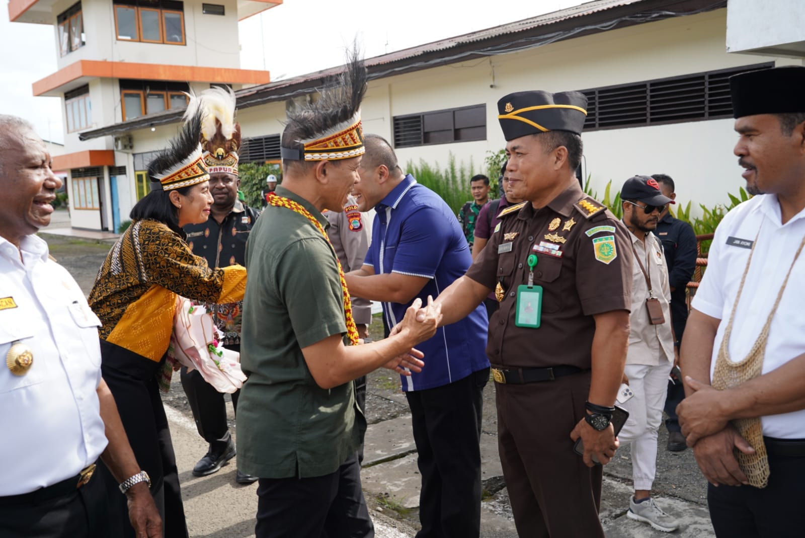 Jejak Baru di Bumi Kasuari: Pangdam XVIII/Kasuari Disambut Adat Injak Piring